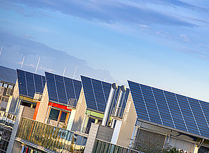 Series of houses with solar panels on the roof | Area 21 - a project of Interreg Baltic Sea Region (photo: Panthermedia/gyuszko)