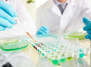 Two lab technicians working with pipettes on a test series | BSUIN - a project of Interreg Baltic Sea Region (photo: Panthermedia/pressmaster)