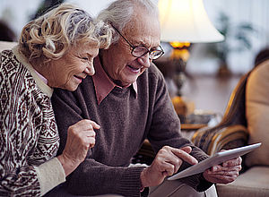 Sitting senior couple working with a tablet | BaltSe@nior - a project of Interreg Baltic Sea Region (photo: Panthermedia/Dmitriy Shironosov)