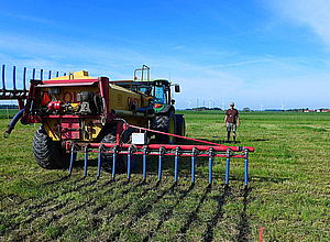 Manure spreading machine in the field | BalticSlurryAcidi - a project of Interreg Baltic Sea Region (photo: Marianne Tersmeden)