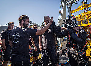 Divers give high five to one diver in full gear | DiveSmart Baltic - a project of Interreg Baltic Sea Region (photo: Kustbevakningen)
