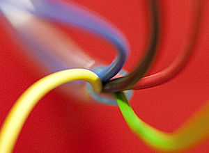 cable of five colored wires on red background | EmpInno - a project of Interreg Baltic Sea Region (photo: Kujawsko Pomorskie Innovation Agency)