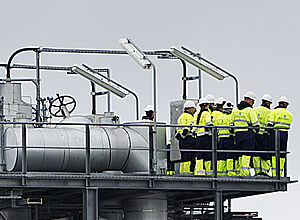 Human group next to machines on a platform | Go LNG - a project of Interreg Baltic Sea Region