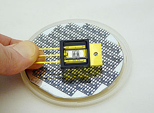 Fingers holding electronic circuit component | GREEN PE - a project of Interreg Baltic Sea Region 