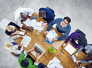 Working people at the meeting table from the bird's perspective | IRIS - a project of Interreg Baltic Sea Region (photo: Panthermedia/Rawpixel)