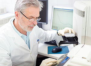 Lab technician with prepared test series at a testing machine | ProVaHealth - a project of Interreg Baltic Sea Region (photo: Panthermedia/kasto)