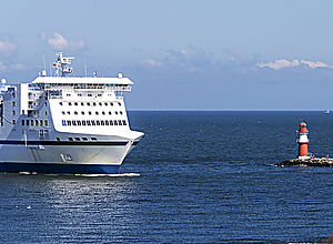 A large ship passes between two sea marks | R-Mode Baltic - a project of Interreg Baltic Sea Region (photo: istock)