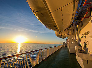 View along a ship's lane into the sunrise a lifeboat hanging above | RTF - a project of Interreg Baltic Sea Region (photo: Panthermedia/veloliza)