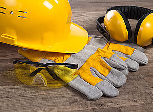 Safety helmet, gloves and ear protection | SWW - a project of Interreg Baltic Sea Region (photo Panthermedia/breeze)