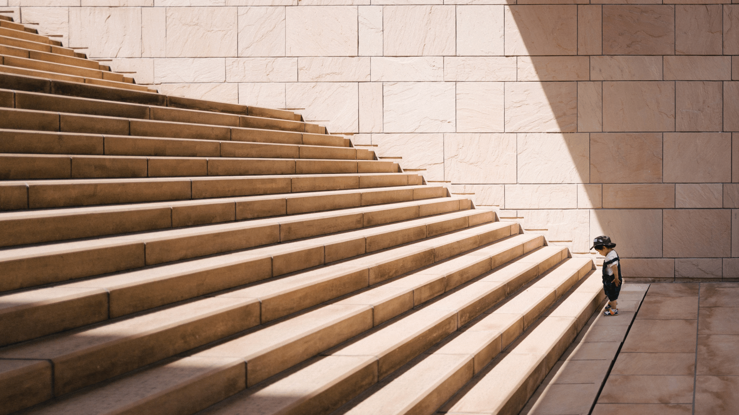 jukan-tateisi-bJhT_8nbUA0-unsplash small kid waiting at the bottom of a staircase