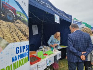 Visitors talking with an ITP-PIB representative at the GYPREG information stand.