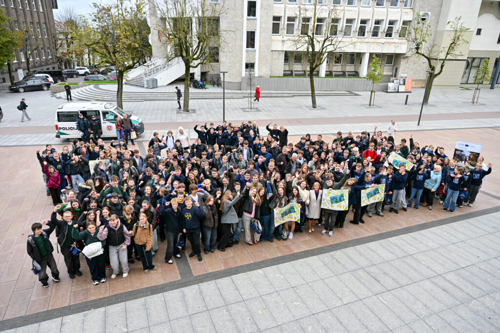 Around 300 students from the most active classes at the closing event of the “Our School Moves 3.0” challenge