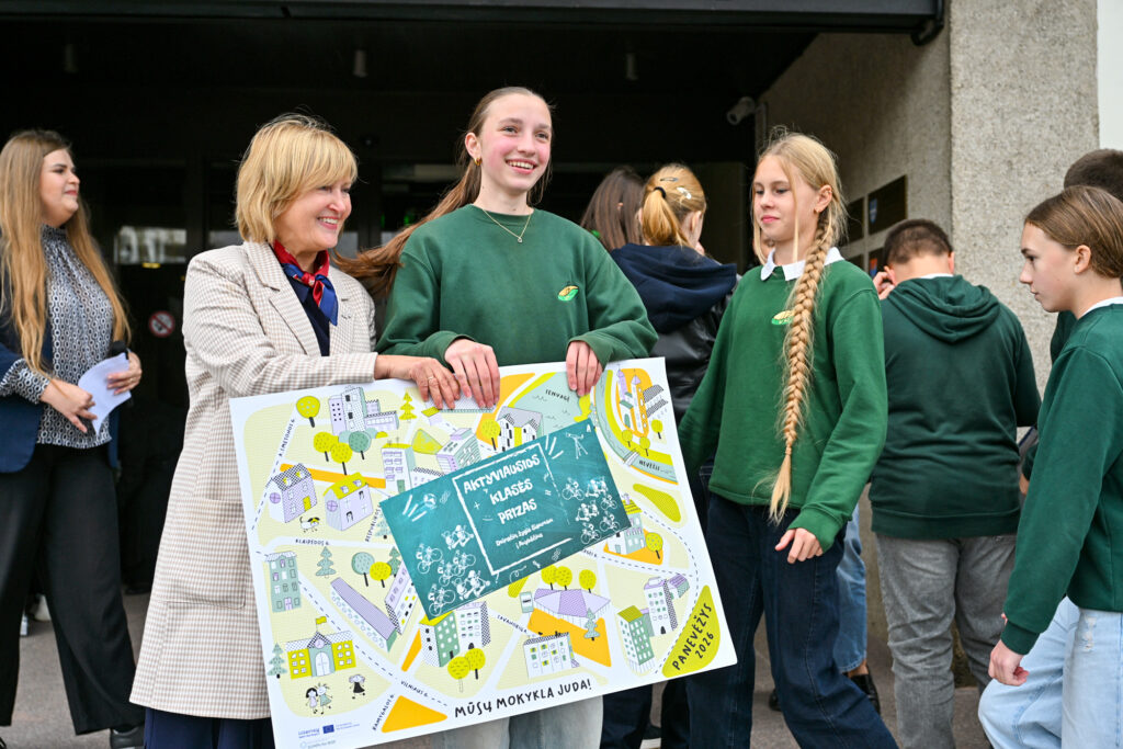 8.Panevėžys city Mayor congratulating students from the most active classes of the “Our School Moves 3.0” challenge